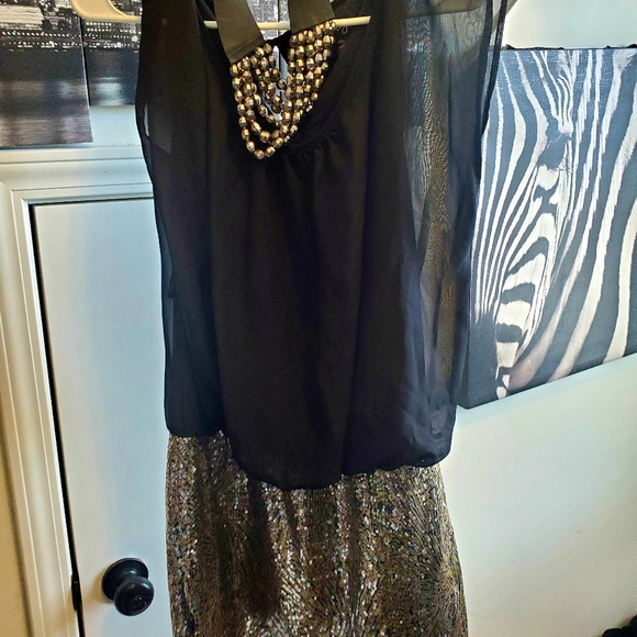 Cute dress with sequin contrasting bottom - Picture 1 of 4